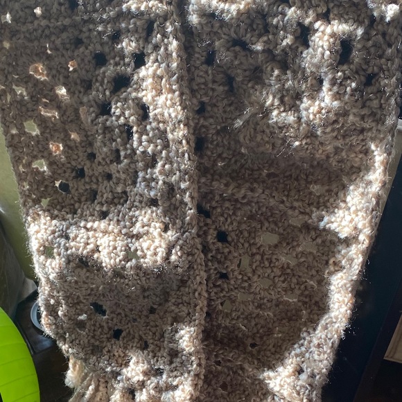 Scarves , hats and blankets - Picture 1 of 3